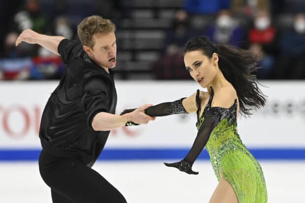 A male and female pair perform a dynamic ice dancing routine on the rink, 2K Desktop Wallpaper