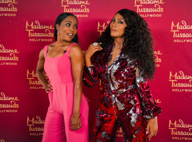 Angela Bassett appears with a wax figure at Madame Tussauds Hollywood event, 2K Desktop Wallpaper
