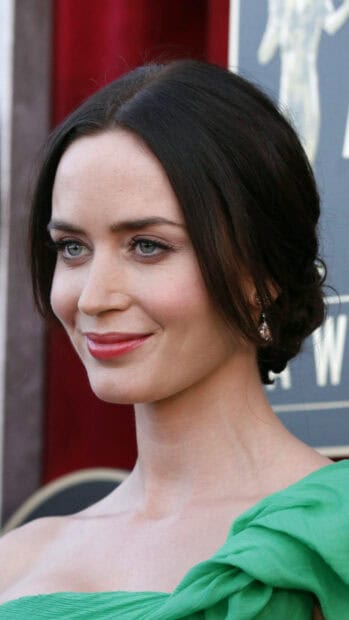 Emily Blunt Wallpapers show her smiling gracefully at the event, HD Mobile Wallpaper