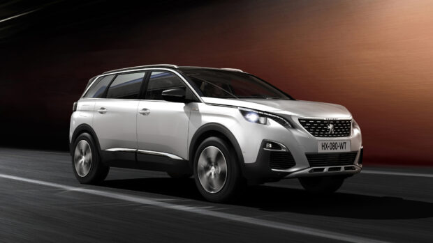 A white Peugeot 5008 car driving rapidly on a road with blurred background, 4K Desktop Wallpaper