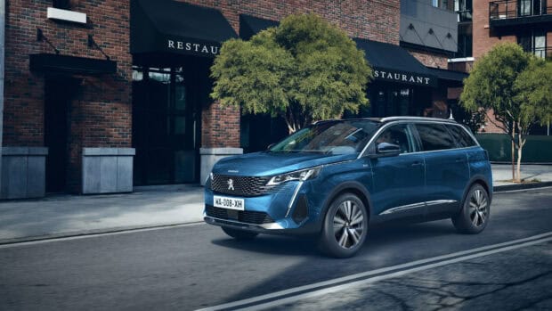 A blue Peugeot 5008 drives past a restaurant on a city street, 4K Desktop Wallpaper