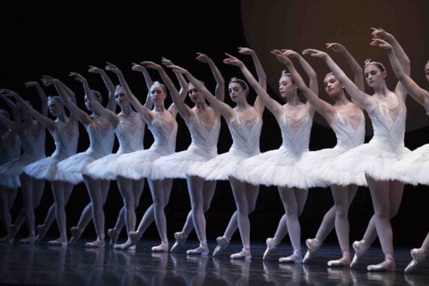 A group of ballet dancers in white tutus perform a synchronized dance on stage, 2K Desktop Wallpaper