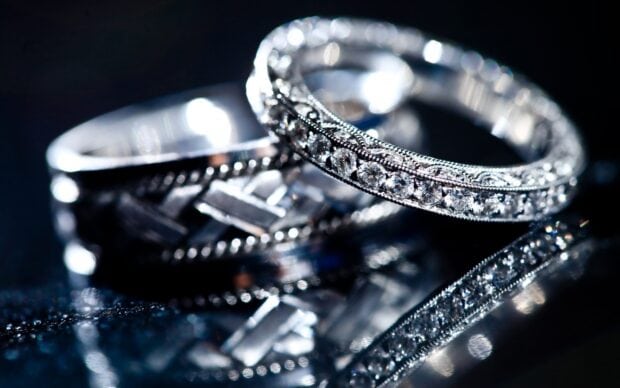 A close up shot of an elegant diamond ring featuring sparkling details on a reflective surface, 2K Desktop Wallpaper