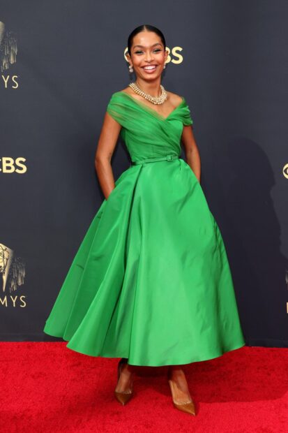 A woman in an elegant green dress smiles on the red carpet at the Emmy Awards, HD Phone Wallpaper