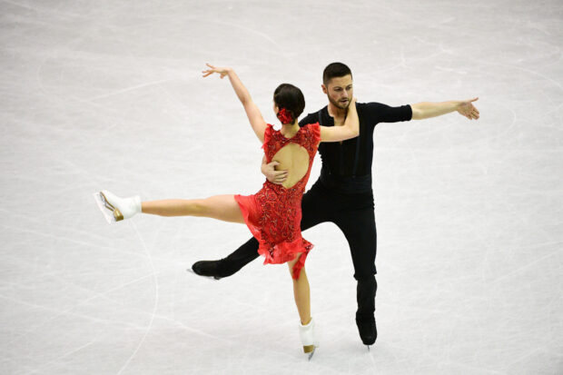 A pair is performing elegant ice dancing with detailed costumes on the rink, HD Desktop Wallpaper