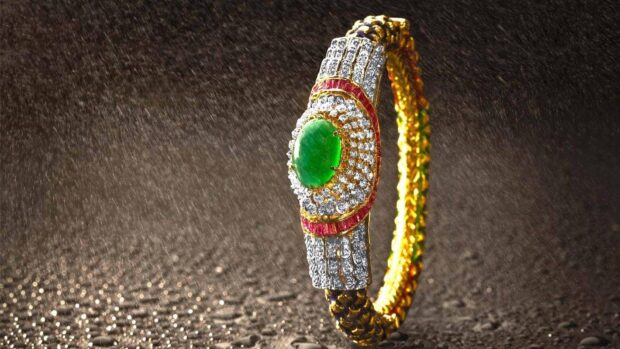 A close up of jewelry with a green gem surrounded by diamonds and intricate gold design, HD Desktop Wallpaper