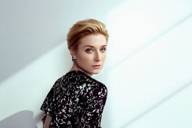 A clear portrait of Elizabeth Debicki looking over her shoulder with soft lighting, HD Desktop Wallpaper