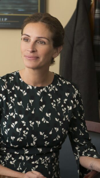 Julia Roberts is wearing a floral dress and looking thoughtfully, HD Mobile Wallpaper
