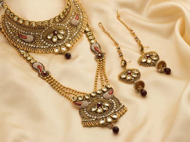 This image shows an elegant traditional jewelry set with detailed patterns and gemstones, HD Desktop Wallpaper