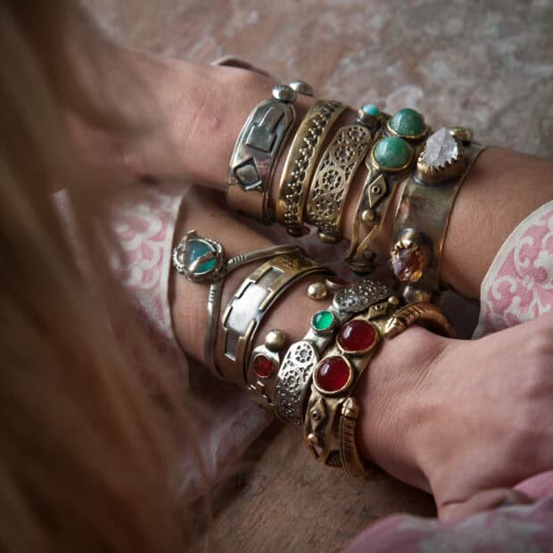 The jewelry wallpapers show a close up of hands adorned with vintage rings and bracelets featuring colorful stones, HD Mobile Wallpaper