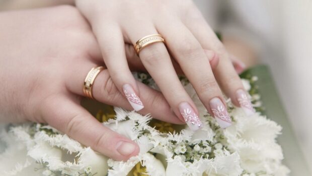 The wedding ring is shown on the hands of a couple with floral decorations, HD Desktop Wallpaper