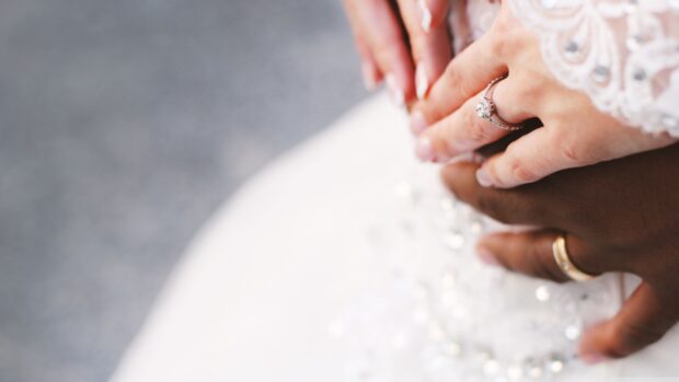 A bride and groom wearing elegant wedding rings on their hands during the ceremony, 4K Desktop Wallpaper