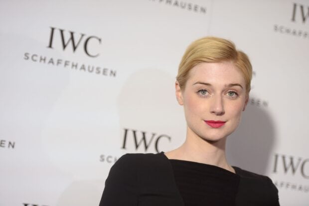 Elizabeth Debicki wears a black outfit with red lipstick at a formal event, 2K Desktop Wallpaper