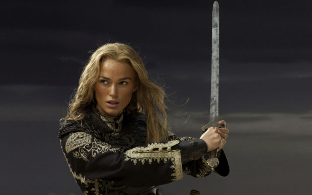 Elizabeth Swann holding a sword with an intense look in Pirates of the Caribbean, HD Desktop Wallpaper