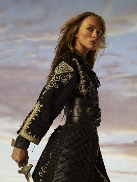 Elizabeth Swann stands firm holding a sword in Pirates of the Caribbean, 2K Desktop Wallpaper