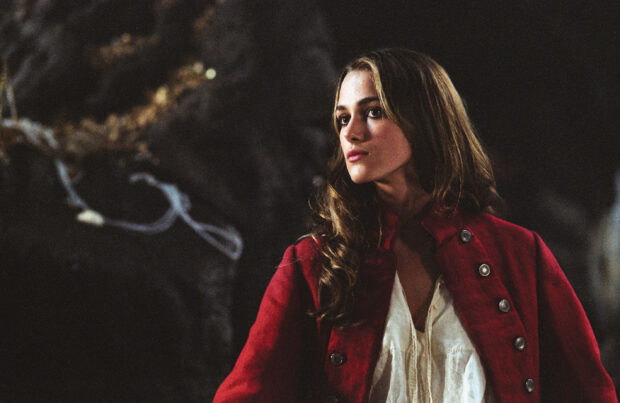 Elizabeth Swann from Pirates Of The Caribbean looks thoughtfully into the distance, 2K Desktop Wallpaper