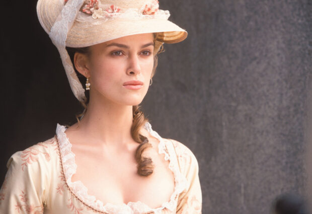 Elizabeth Swann in Pirates of the Caribbean wearing a vintage dress and hat, 2K Desktop Wallpaper