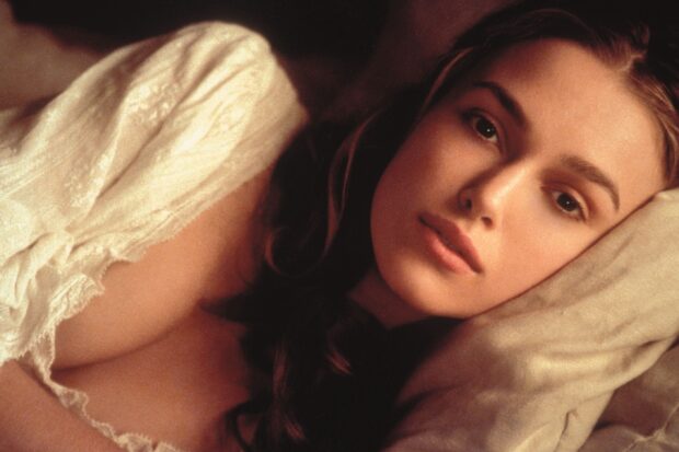 A close up portrait of Elizabeth Swann from Pirates Of The Caribbean resting on a pillow, 2K Desktop Wallpaper