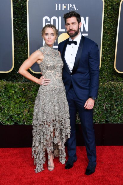 Emily Blunt and John Krasinski pose on the red carpet at the Golden Globe Awards event, HD Mobile Wallpaper