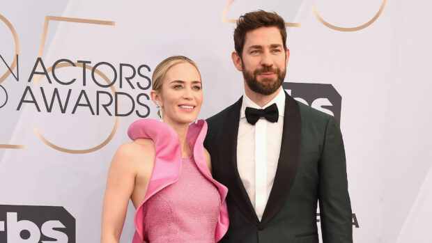 Emily Blunt and John Krasinski are posing together at the Screen Actors Guild Awards event, HD Desktop Wallpaper