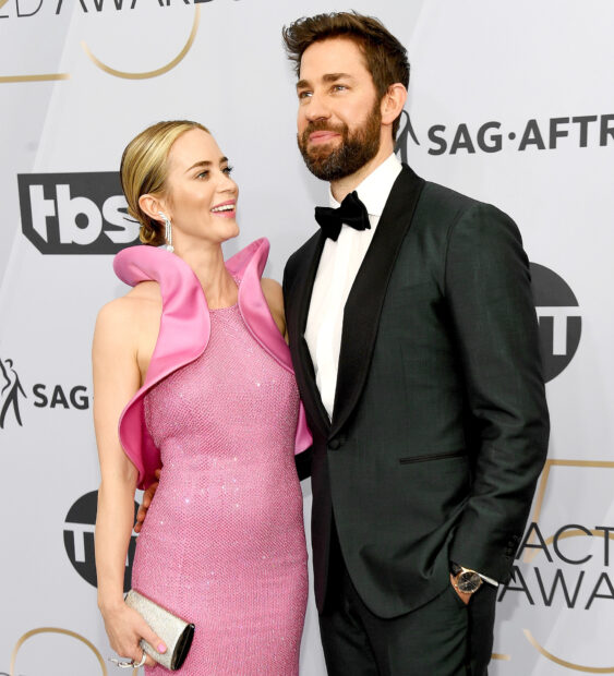 Emily Blunt and John Krasinski are dressed elegantly at an awards event, HD Desktop Wallpaper