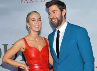 Emily Blunt and John Krasinski posing together at an event with smiles, HD Desktop Wallpaper
