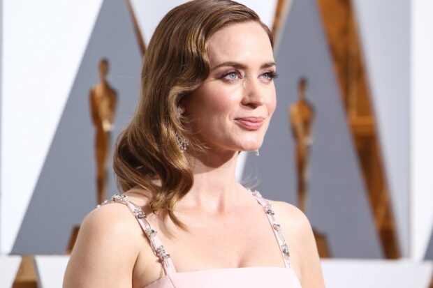 Emily Blunt looks elegant with styled hair at an event, HD Desktop Wallpaper