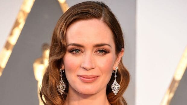 Emily Blunt is wearing elegant earrings and makeup, HD Desktop Wallpaper