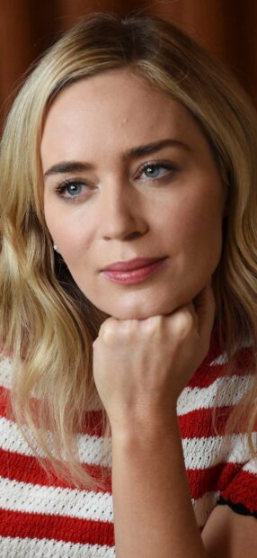 Emily Blunt looks thoughtful with her hand under chin, HD Phone Wallpaper