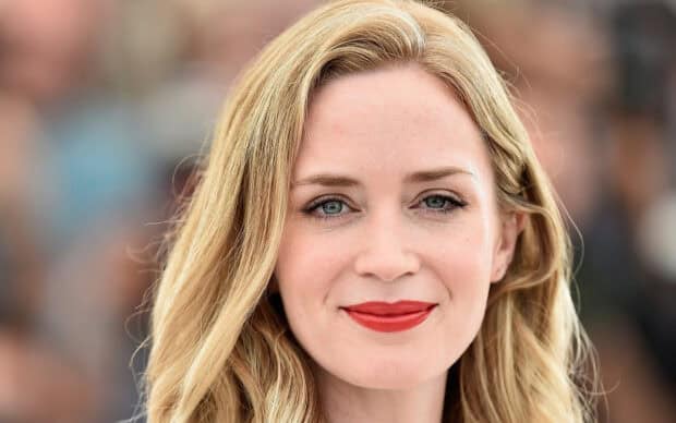 A close up portrait of Emily Blunt with blonde hair and red lipstick, HD Desktop Wallpaper