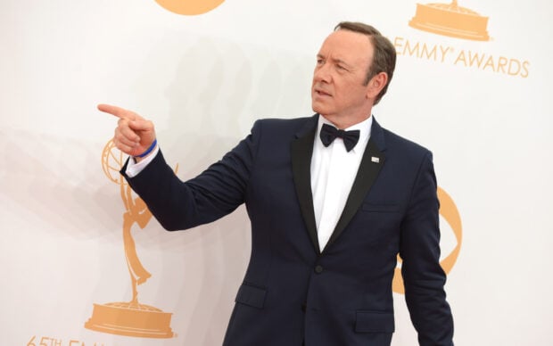 A man in a tuxedo pointing during the Emmy Awards event, 2K Desktop Wallpaper