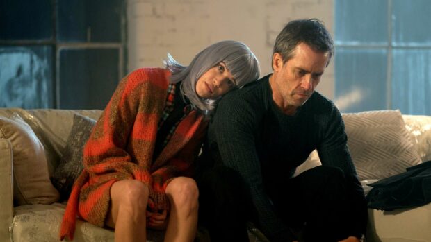 A woman leans on Guy Pearce showing a quiet moment, HD Desktop Wallpaper