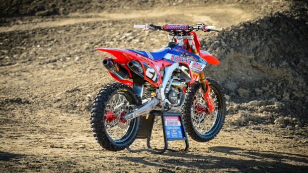 An enduro motorbike with Lucas Oil branding stands on a dirt track ready for racing, 4K Desktop Wallpaper