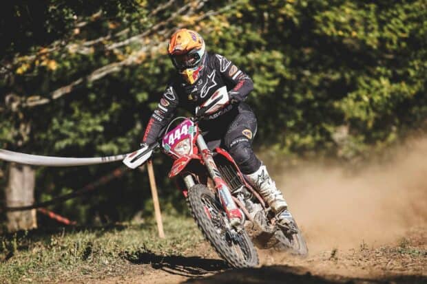 A rider on an enduro motorbike speeding through a dirt trail in a forest area, HD Desktop Wallpaper