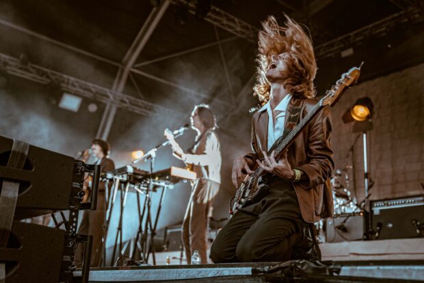 The Parcels Band delivers a lively concert with dynamic stage presence and passionate music, 2K Desktop Wallpaper