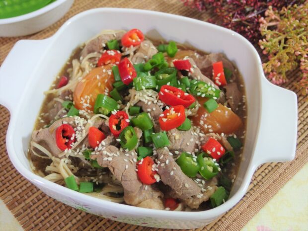 A bowl of enoki mushrooms cooked with beef and topped with chili and sesame seeds, 2K Desktop Wallpaper