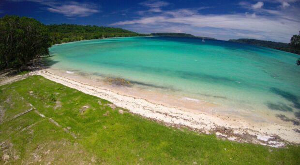 A clear turquoise sea and sandy shore on Espiritu Santo in Vanuatu, 2K Desktop Wallpaper