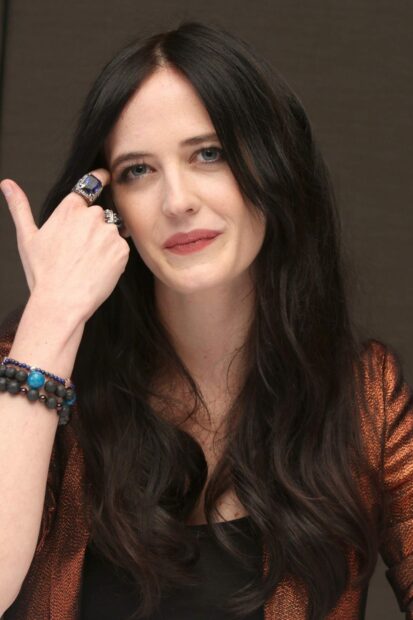 Eva Green is wearing rings and bracelets while posing, HD Mobile Wallpaper
