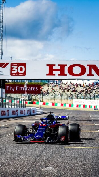 A Formula 1 race car speeds on the Suzuka track during the race event, HD Mobile Wallpaper