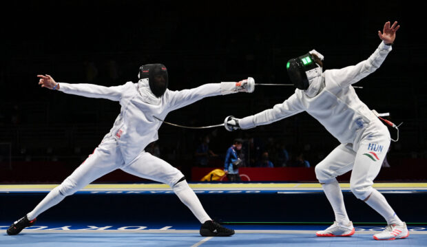 Two athletes are engaged in a fencing duel during a competition, HD Desktop Wallpaper