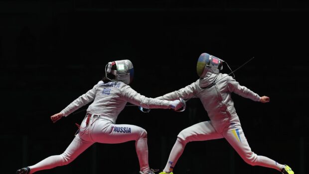 Two athletes in protective gear compete in fencing, 2K Desktop Wallpaper