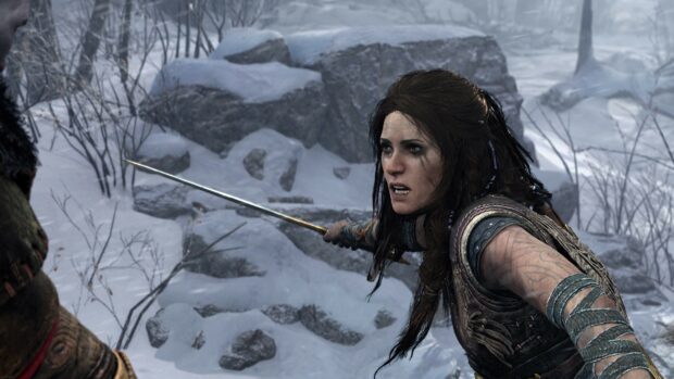 A female warrior prepares to attack in a snowy mountain scene from God Of War Ragnarok, 4K Desktop Wallpaper