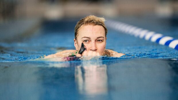 Sarah Sjostrom wallpapers show her swimming in a clear pool, HD Desktop Wallpaper