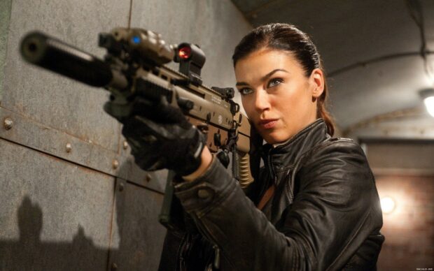 A determined woman aiming a rifle in a tense scene from Gi Joe movie, HD Desktop Wallpaper