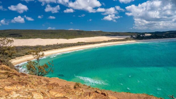 A clear turquoise ocean and sandy shore on Fraser Island, HD Desktop Wallpaper