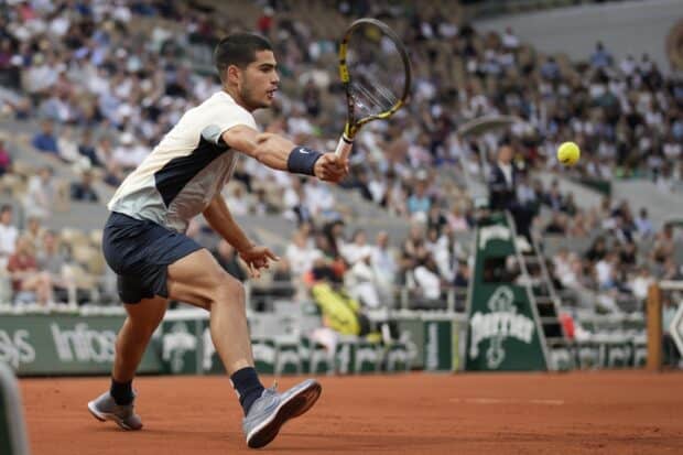 A tennis player stretches to hit a ball during the French Open Roland Garros tournament, 2K Desktop Wallpaper