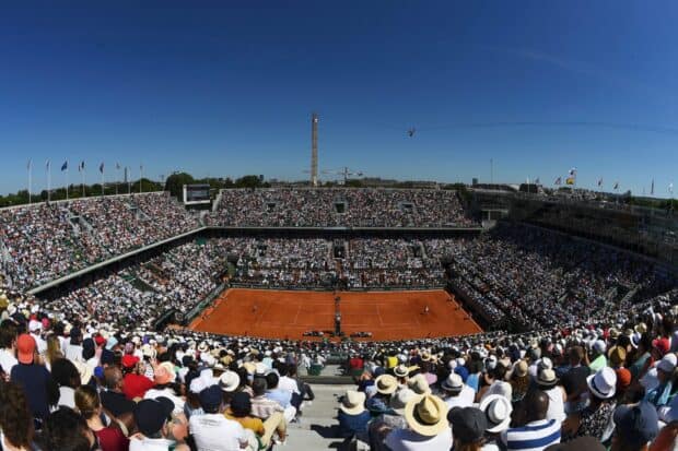 A full stadium watching a tennis match at French Open Roland Garros, HD Desktop Wallpaper