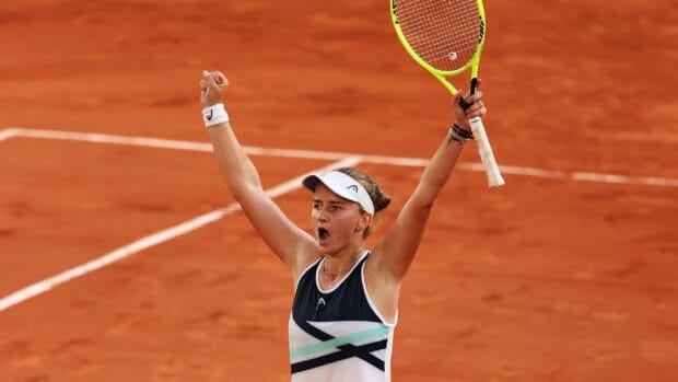 A female tennis player celebrates on clay court at French Open Roland Garros, 2K Desktop Wallpaper