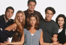 The Friends cast is posing together with Phoebe Buffay in the center, HD Desktop Wallpaper