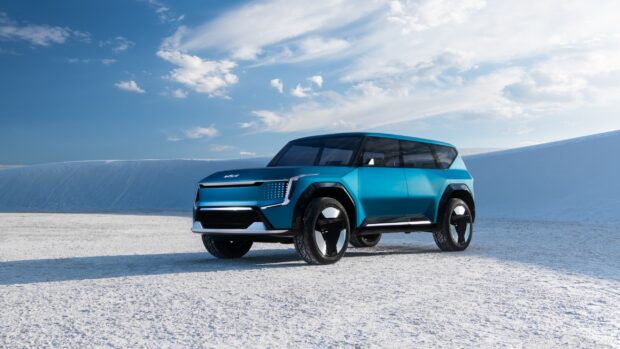 A blue futuristic Kia SUV stands on a white desert landscape under a clear sky, 2K Desktop Wallpaper